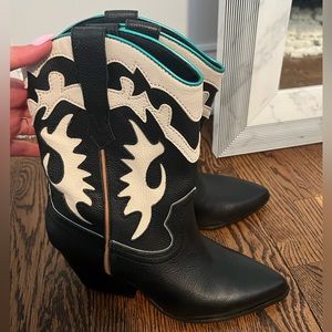 Dolce Vita Landen Black Leather Pull On Stacked Block Heel Western Ankle Boots